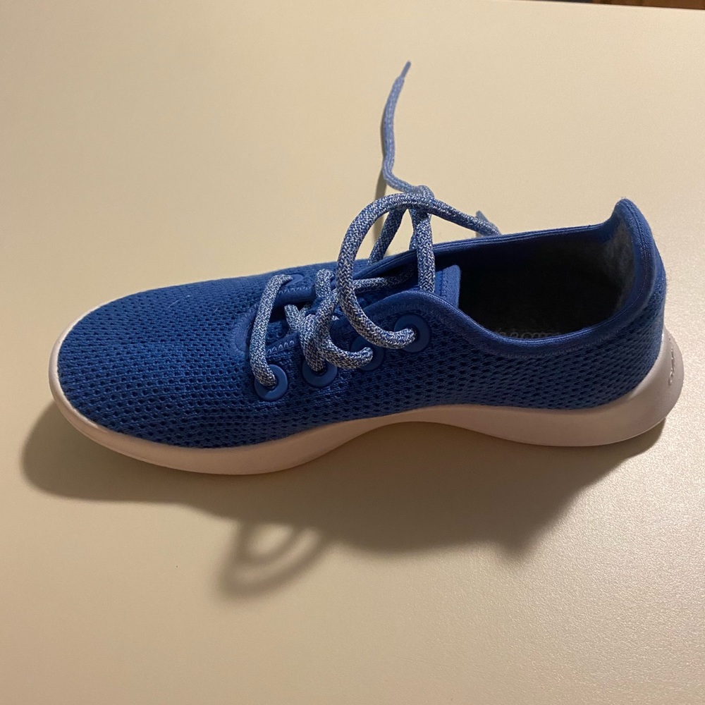 All birds Women tree runner. Size 6 Blue. Excellent condition. Hardly worn